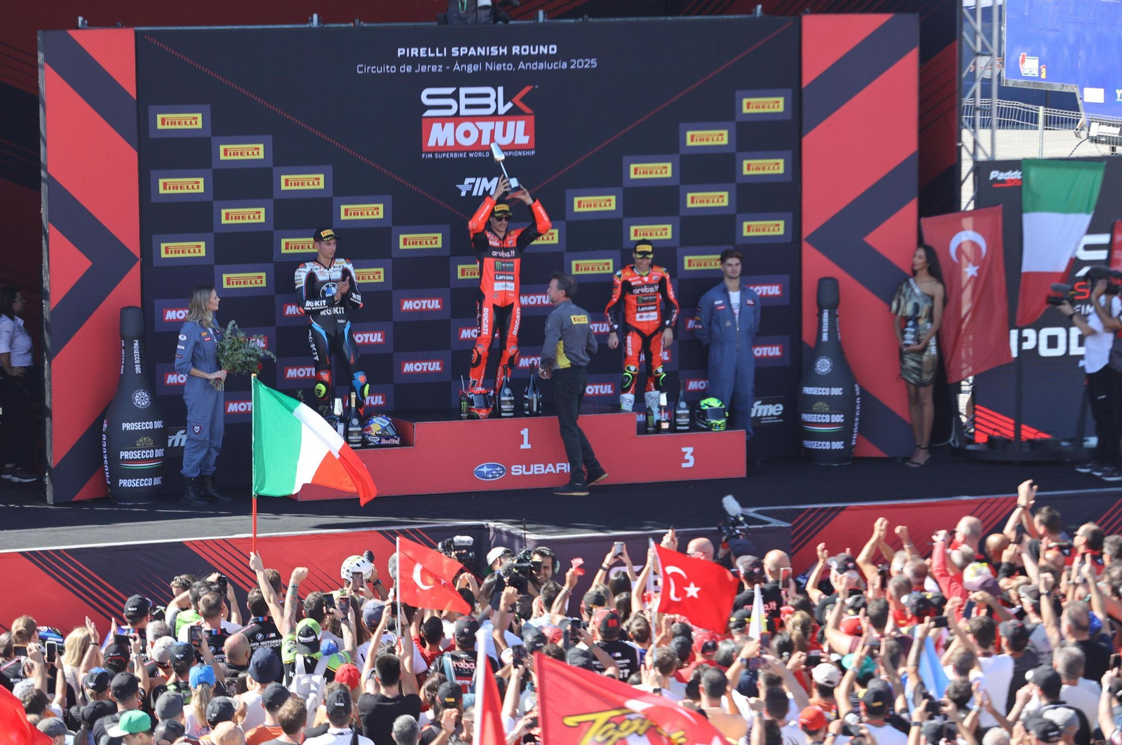 Bulega, Razgatlioglu y Bautista, en el podio.