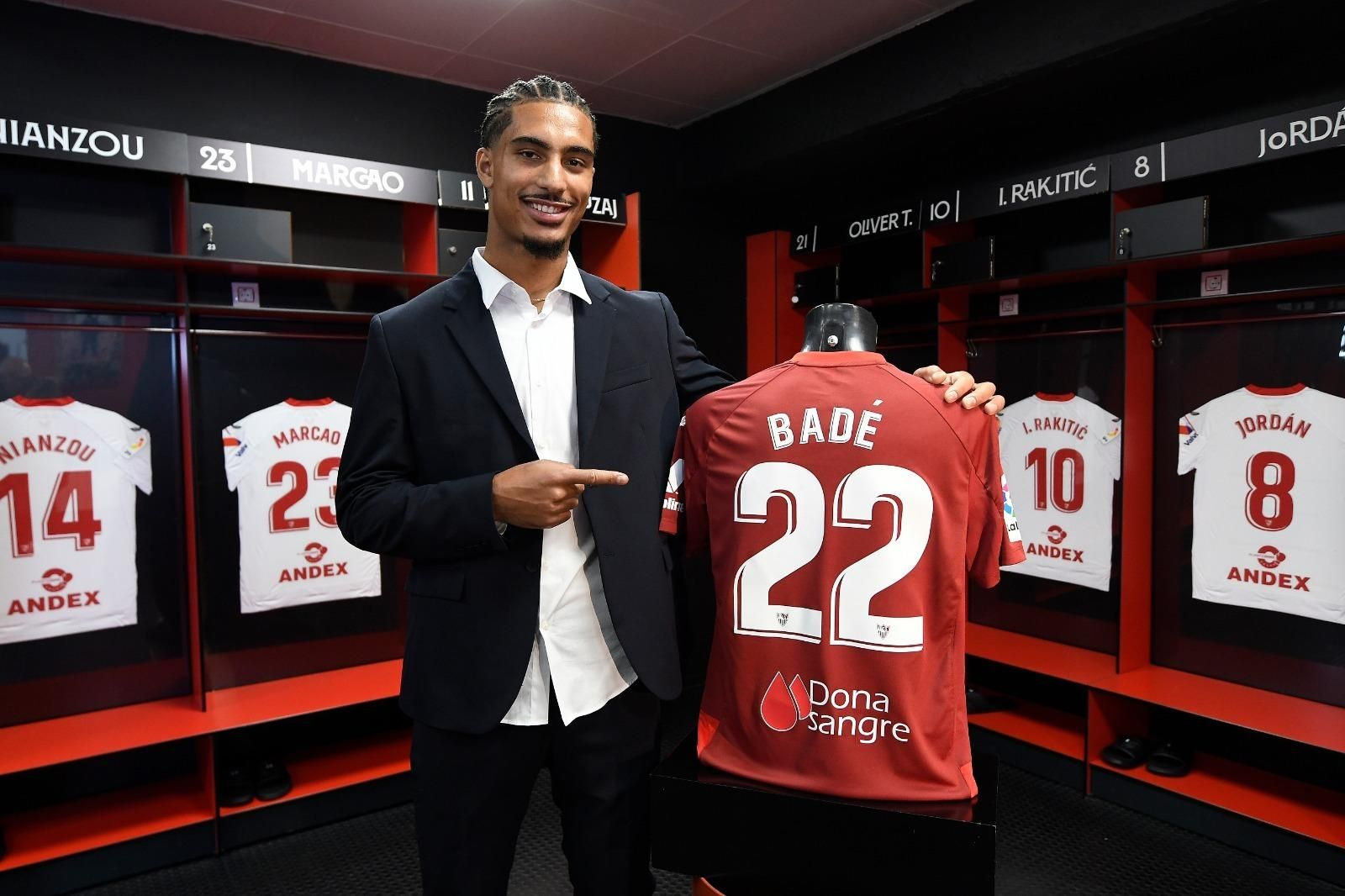 Loïc Badé muestra sonriente la camiseta que llevará con el dorsal 22, su edad.