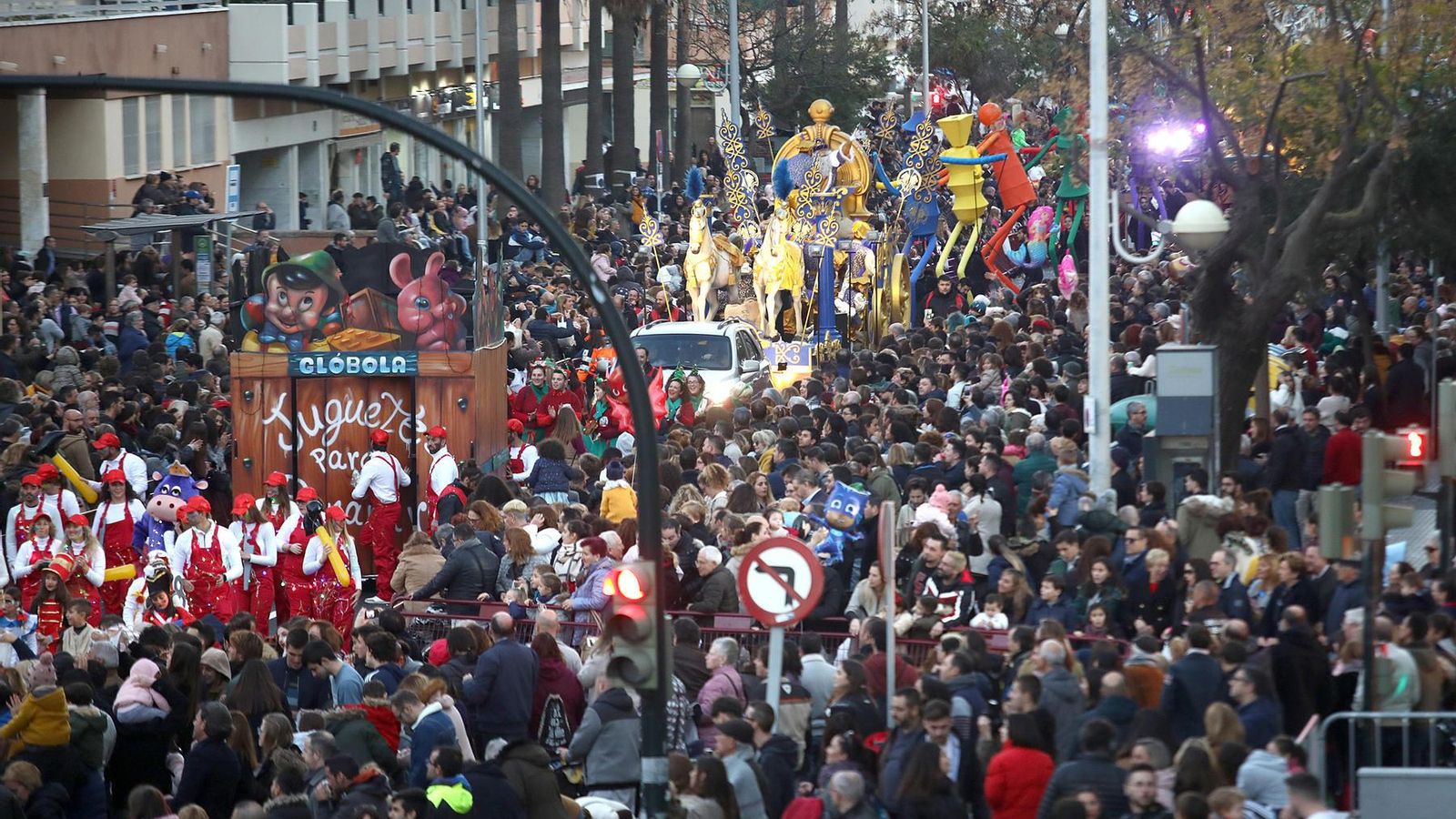 Cientos de personas disfrutan del paso de Sus Majestades en la cabalgata de 2019.