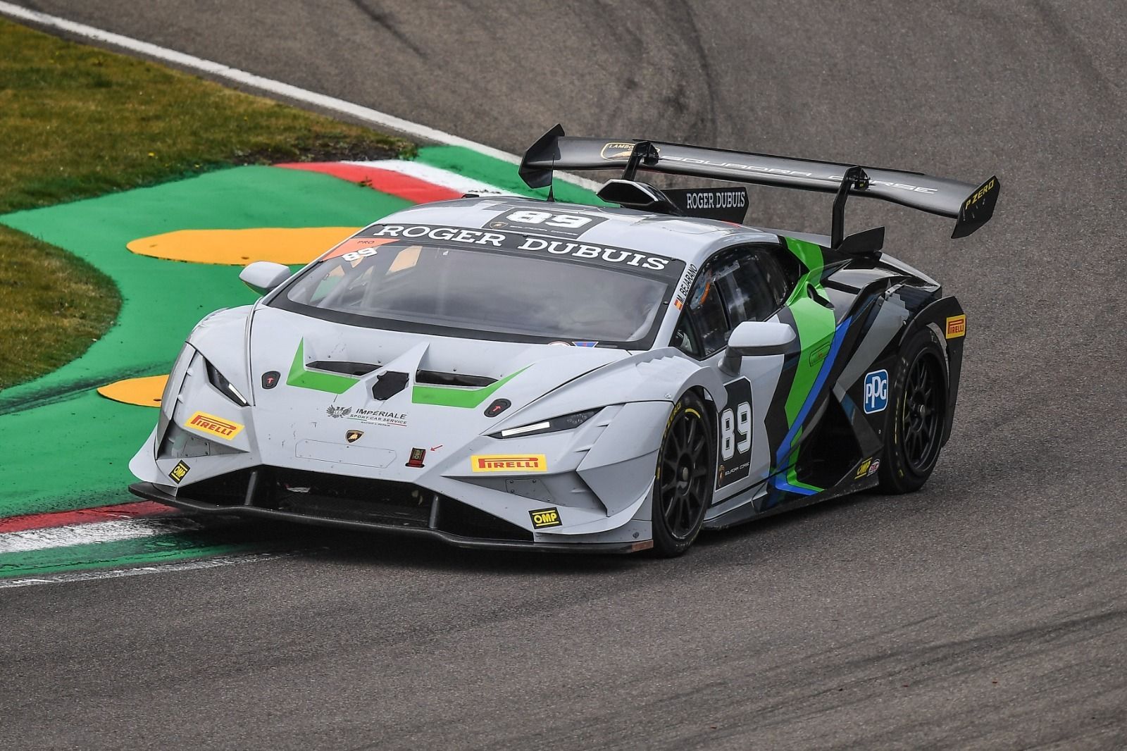 Manu Bejarano, en acción con su Lamborghini en Imola.
