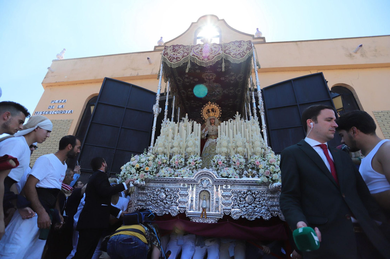 Imágenes del recorrido de la Hermandad del Cristo Cautivo de Huelva