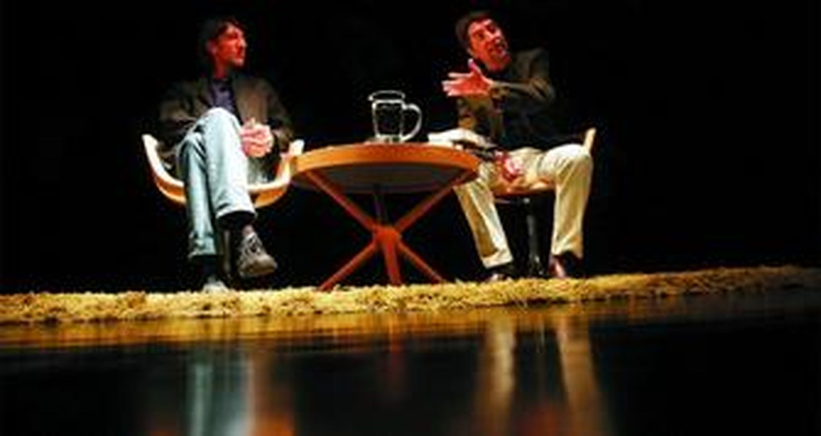 Benjamín Prado (izquierda) y Joaquín Sabina acudieron ayer a una nueva sesión del ciclo 'Vidas cruzadas' en el Centro Cultural de calle Ollerías.