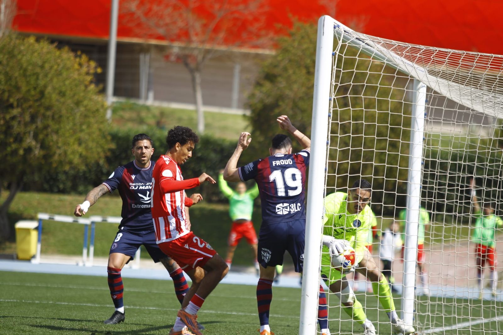 El guardameta visitante atrapa el balón sobre la línea en la acción del gol fantasma de Edu Plá.