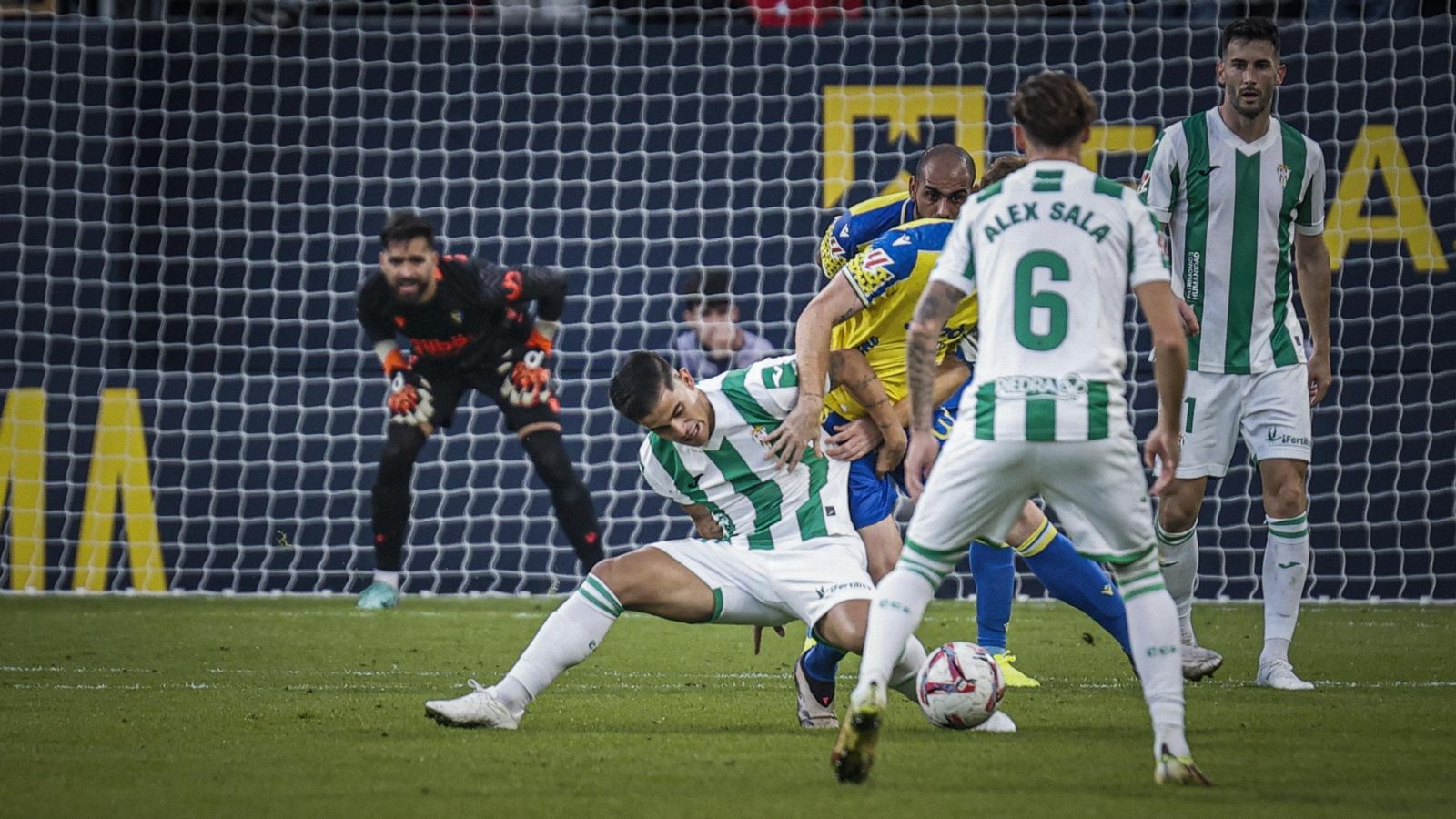 Búscate entre las imágenes del partido de fútbol entre Cádiz CF y Córdoba CF