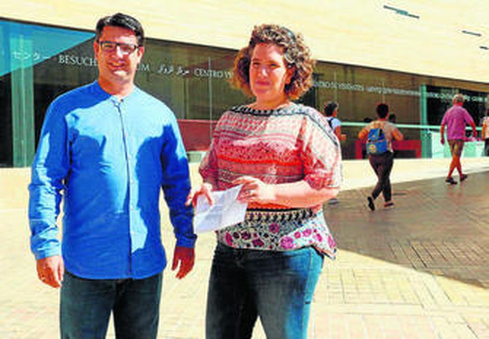 Pedro García y Marta León, ayer, junto al Centro de Recepción de Visitantes.