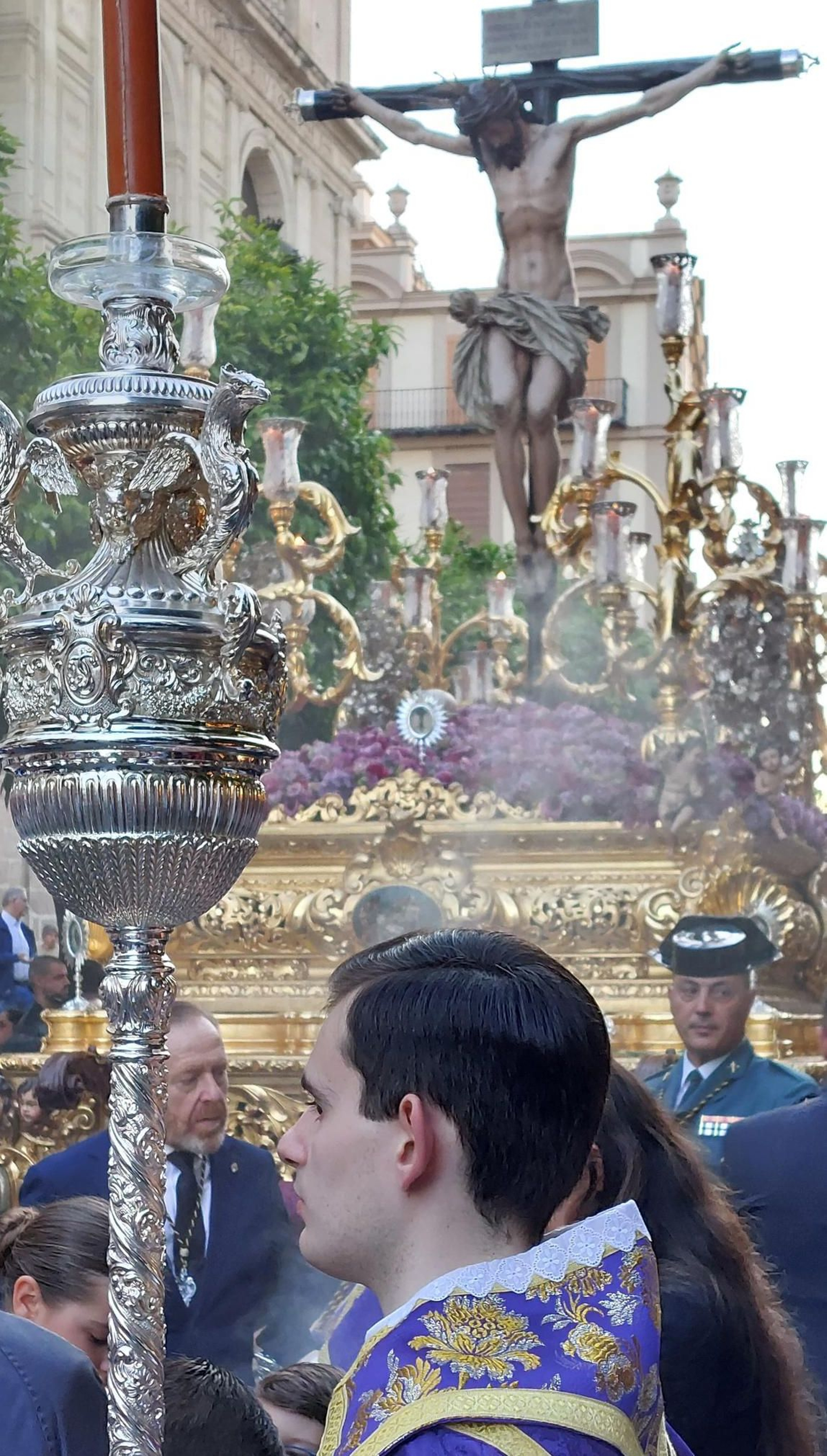 Con acólito este Sábado de Pasión con el Cristo de los Desamparados del Santo Ángel.