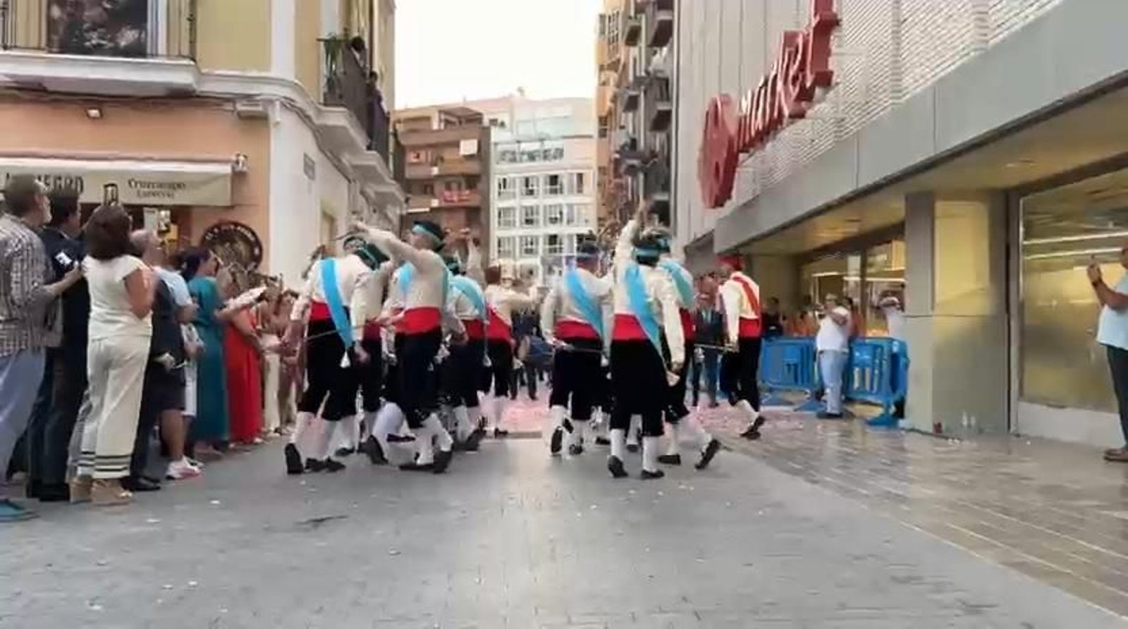 Danzadores con la Virgen de La Peña en el recorrido oficial de la Magna Mariana.
