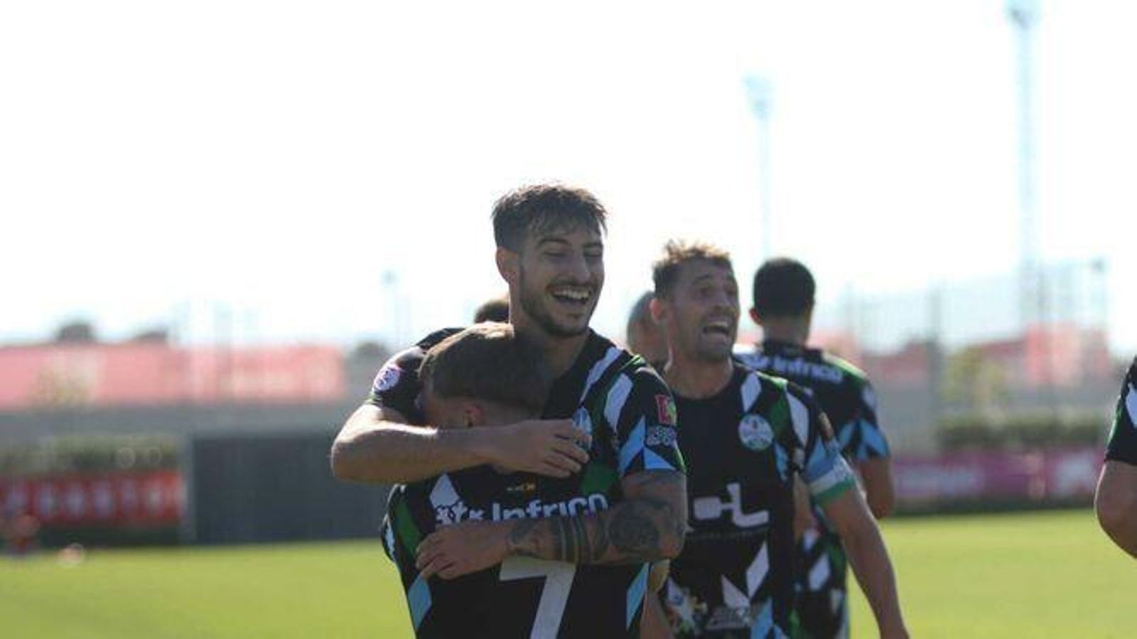 Los futbolistas del Ciudad de Lucena celebran el gol de Manu Molina en Sevilla.