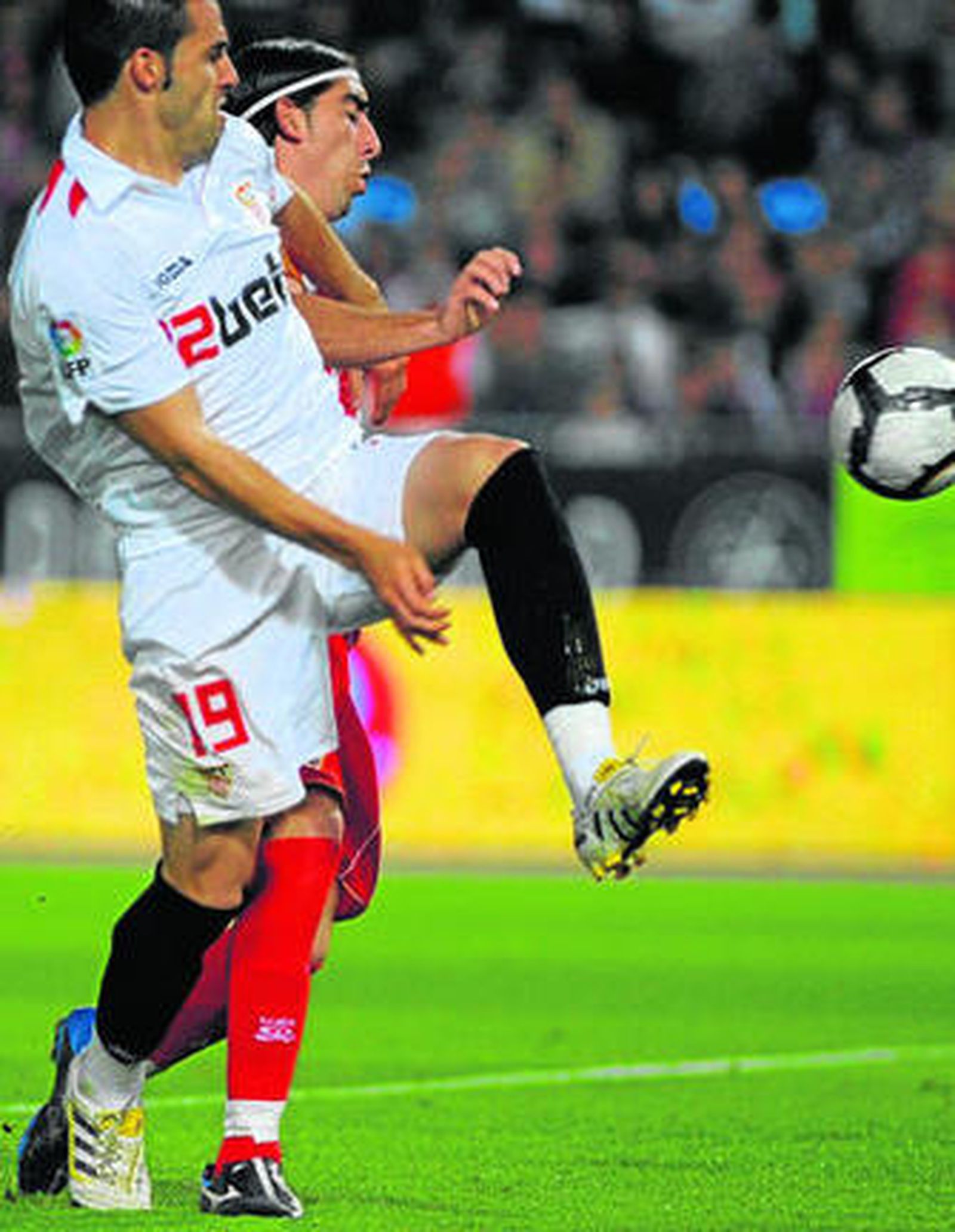 Negredo, uno de los que más se calentó hasta ser expulsado, pugna con Domingo Cisma.