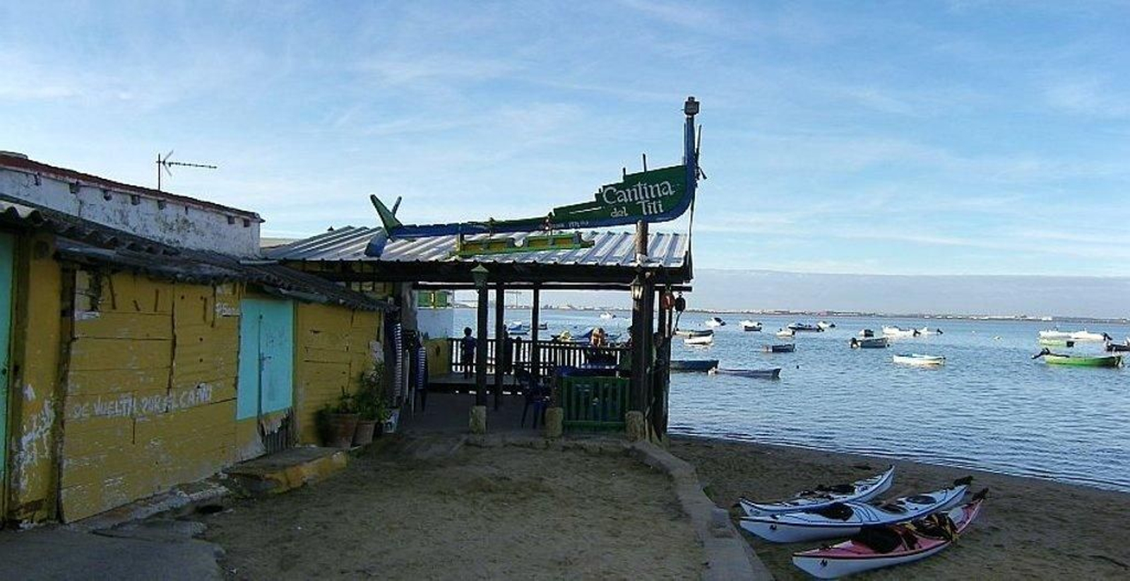 Cantina del Titi. Sitio único y de los que hay que visitar en la playa de la Casería en San Fernando. Desde sus salones de madera se ve una vista preciosa del interior de la Bahía de Cádiz. Colores llamativos en las paredes, cuadros, ambiente desenfadado y pescado, mucho pescado en las mesas, acompañado de algún aliño. En temporada tienen sardinas a la plancha y caballas. Demandados los chocos a la plancha y  el pescao frito. Se puede comer de tapas y de raciones.