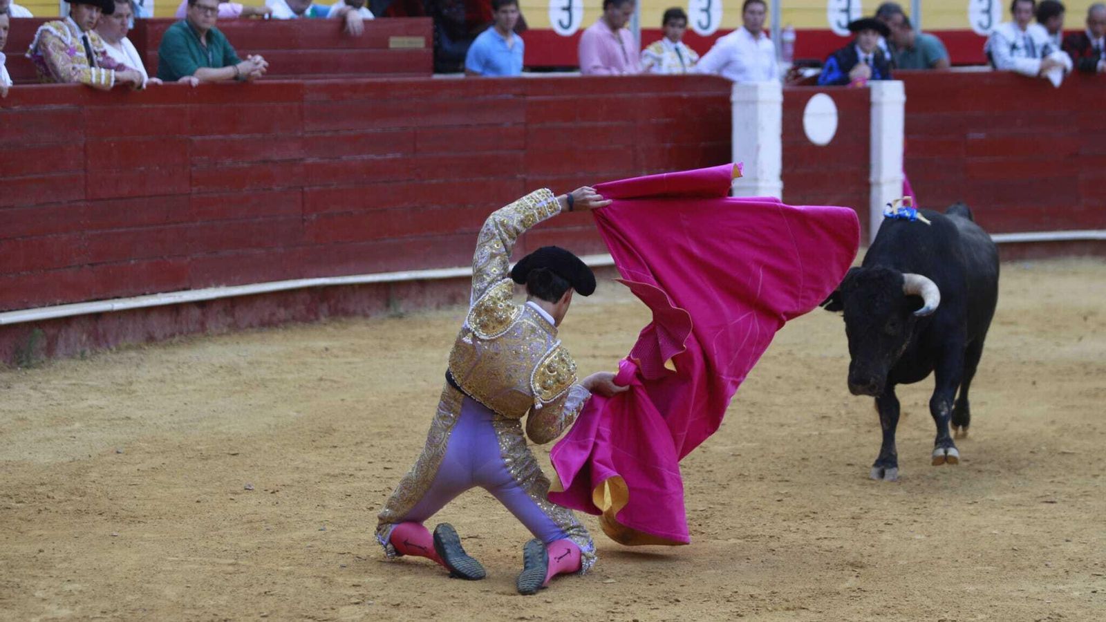 Una de las seis largas cambiadas con las que el novel SamuelNavalón recibió a su primer novillo.