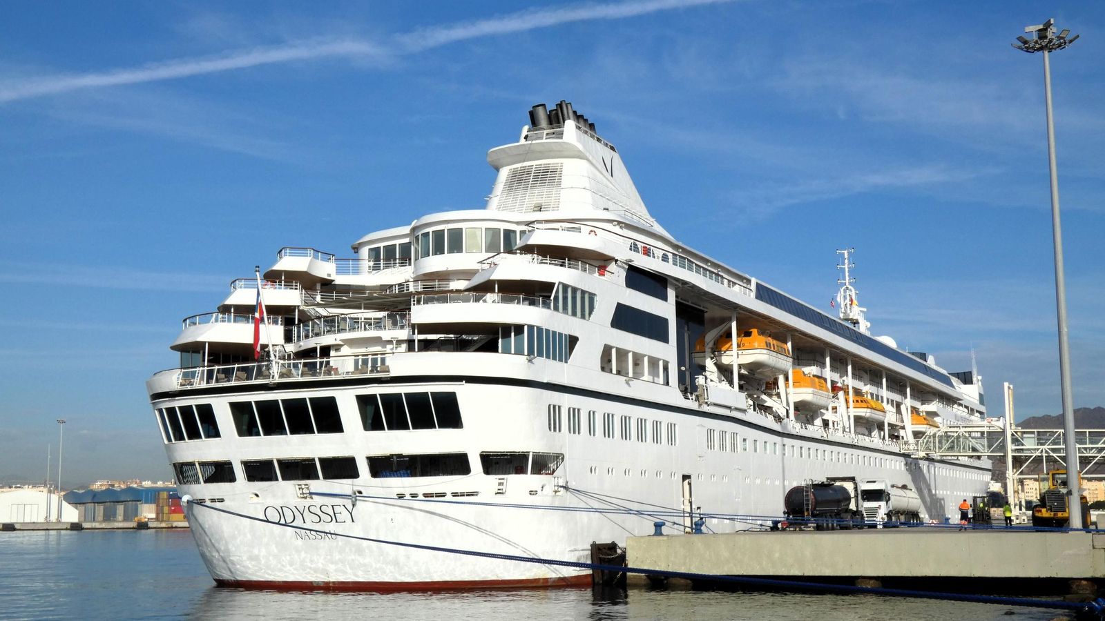 'Odyssey' de popa en el muelle sur de la estación marítima de levante malagueña.