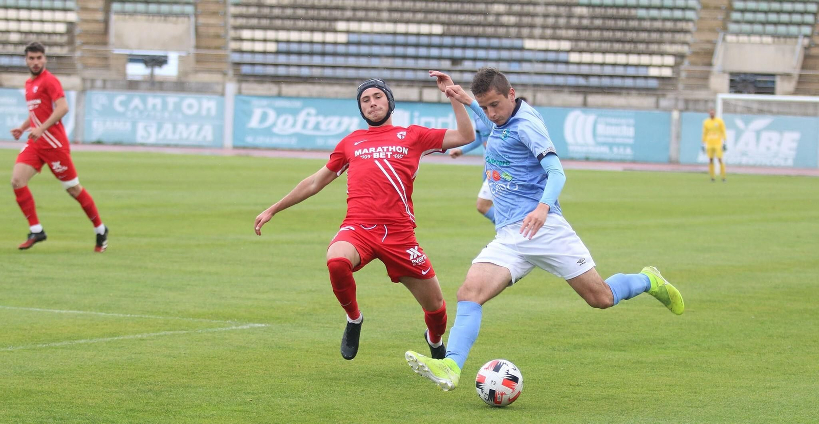 Olavide intenta sacar un centro en el partido de El Ejido en Santo Domingo ante el Sevilla Atlético.
