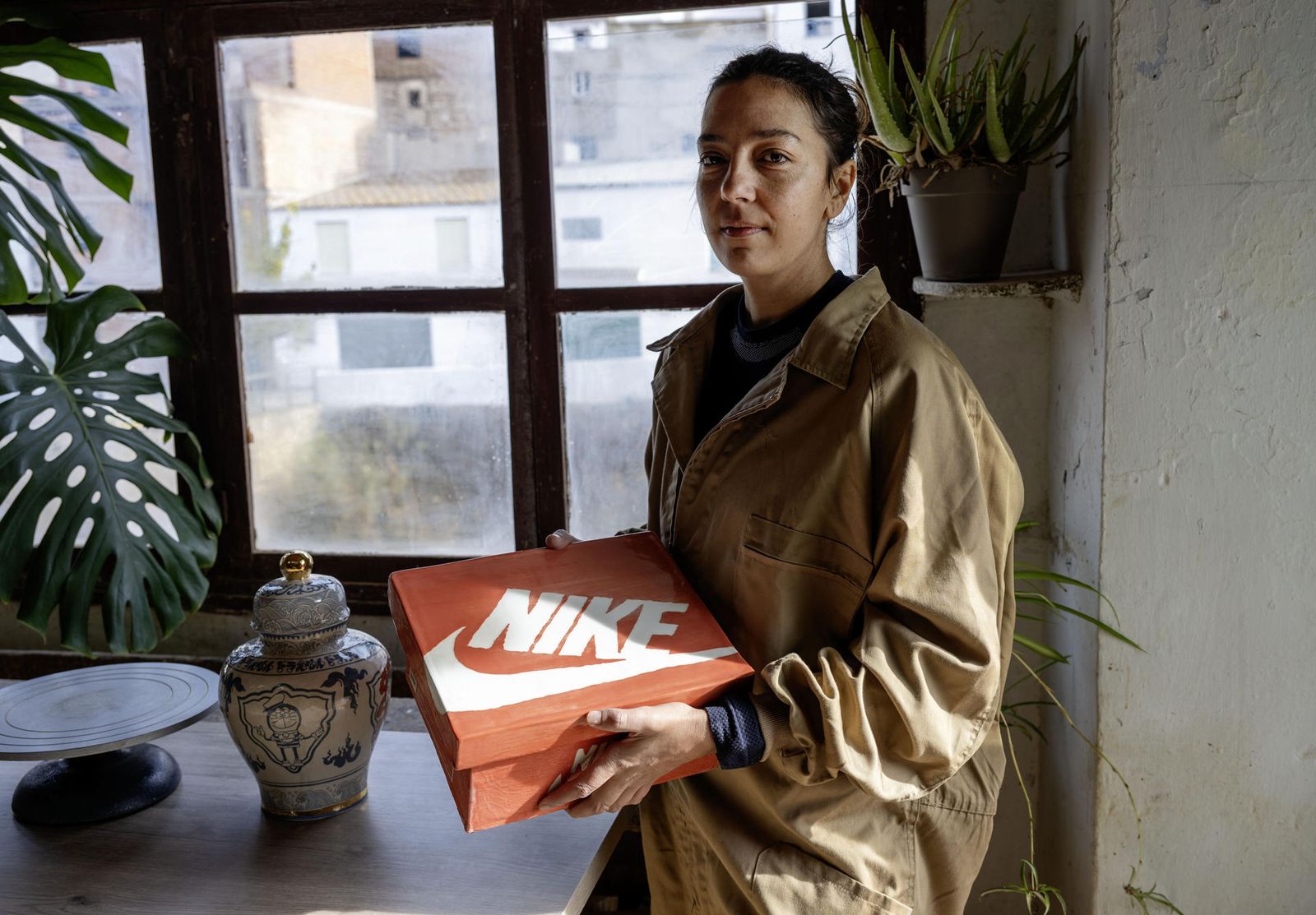 Layla Sierra de Rapiditas Studio muestra parte de su obra en su taller de Cambil.