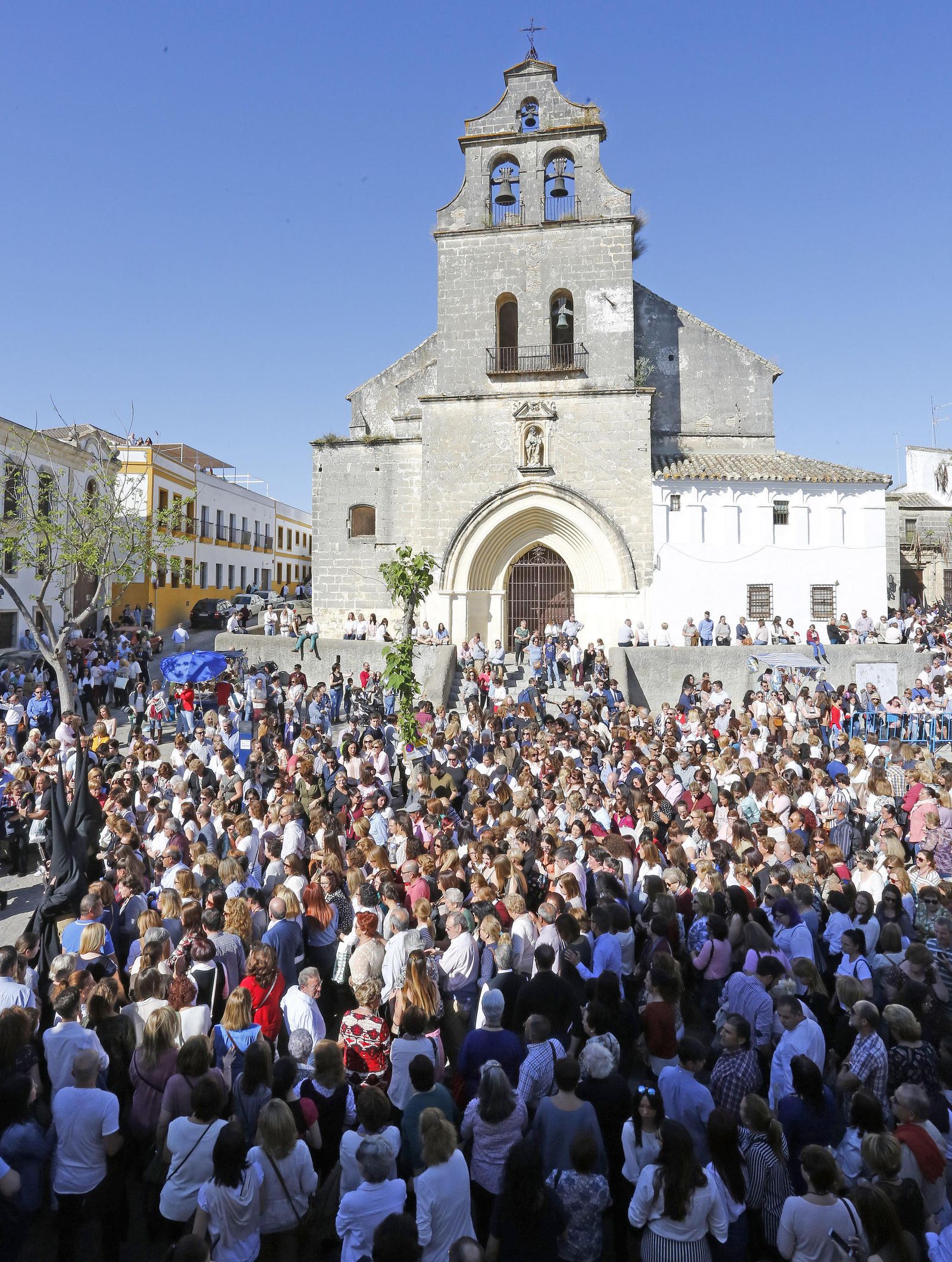 Los devotos de Jesús de las Tres Caídas inundan ayer por la tarde la plaza de San Lucas.