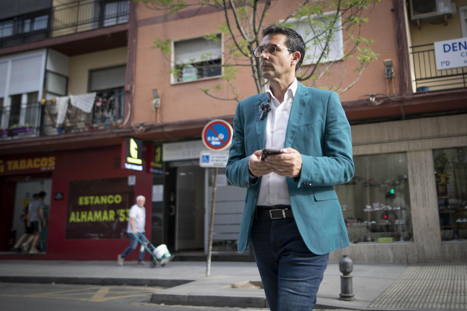 El paseo con Paco Cuenca, candidato del PSOE a la Alcaldía de Granada, en imágenes