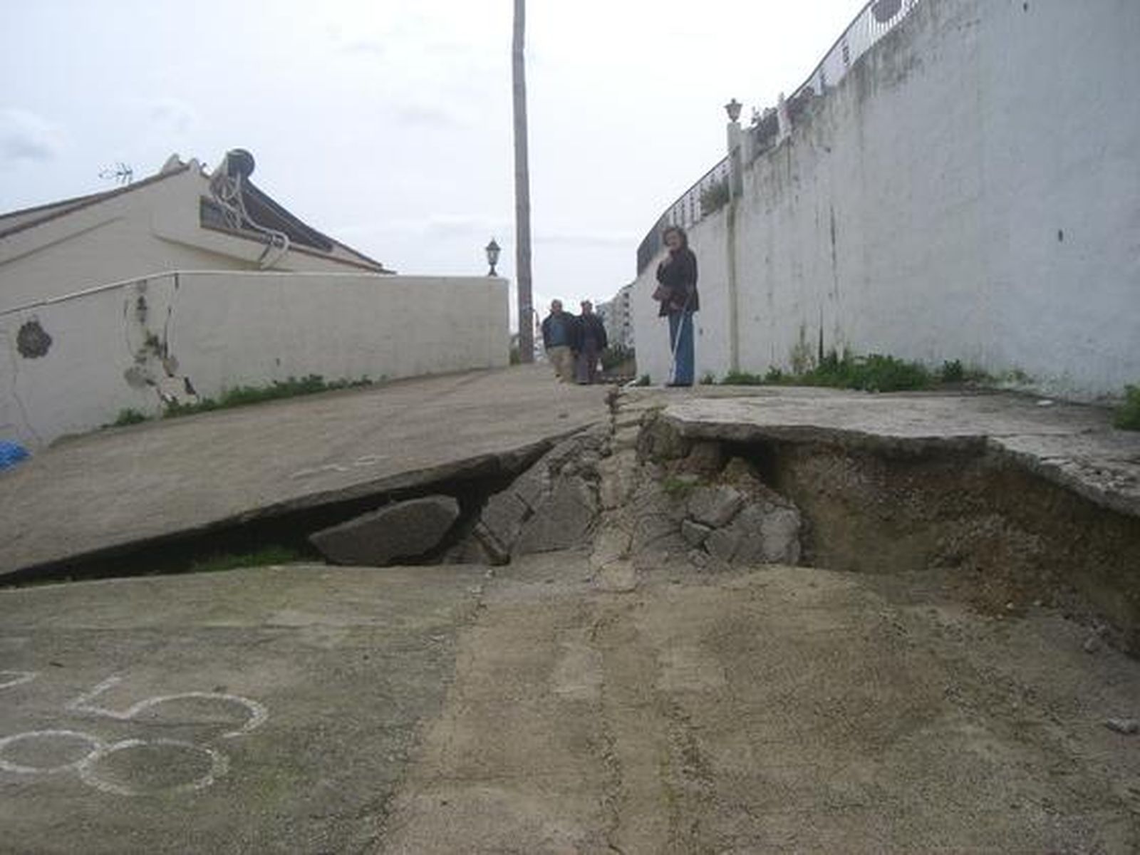 El fuerte temporal de levante ha causado numerosos daños en la zona de la costa.