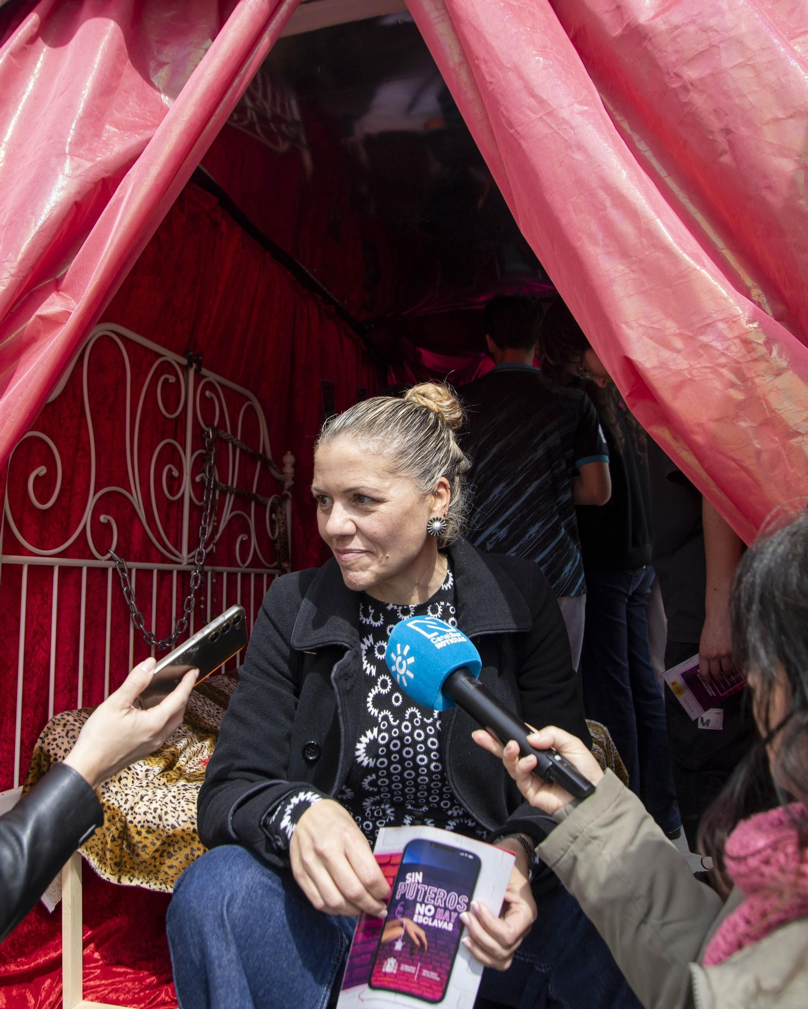 Sensibilización sobre la trata de mujeres en el IES Maestro Padilla de Almería, en imágenes
