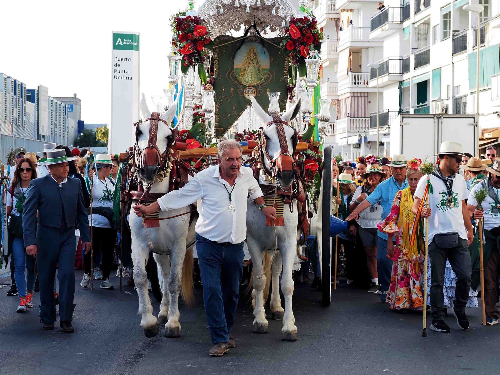 Salida de la Hermandad de Punta Umbría hacia El Rocío.