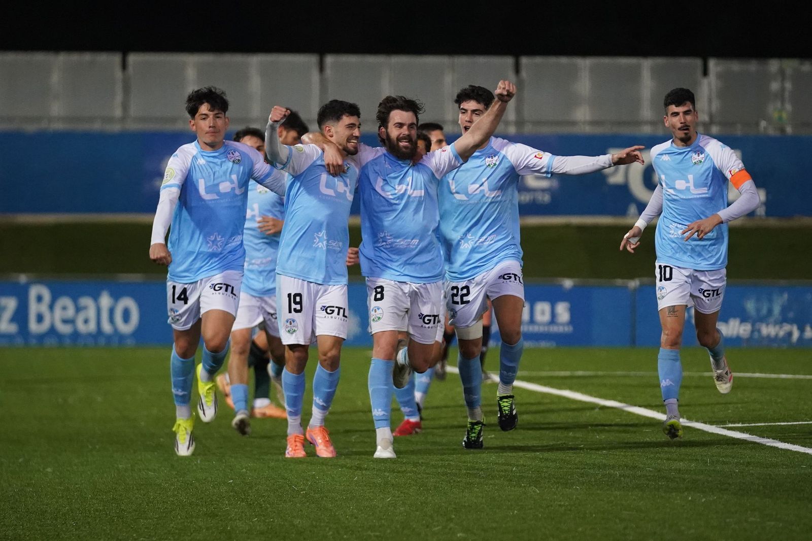Los jugadores del Ciudad de Lucena celebran un gol en su estadio.