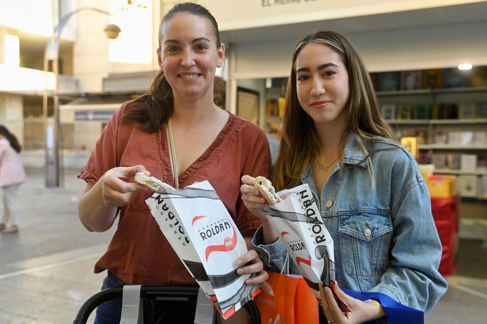 Las mejores imágenes del reparto de pastel cordobés en la Feria del Libro por el día de San rafael