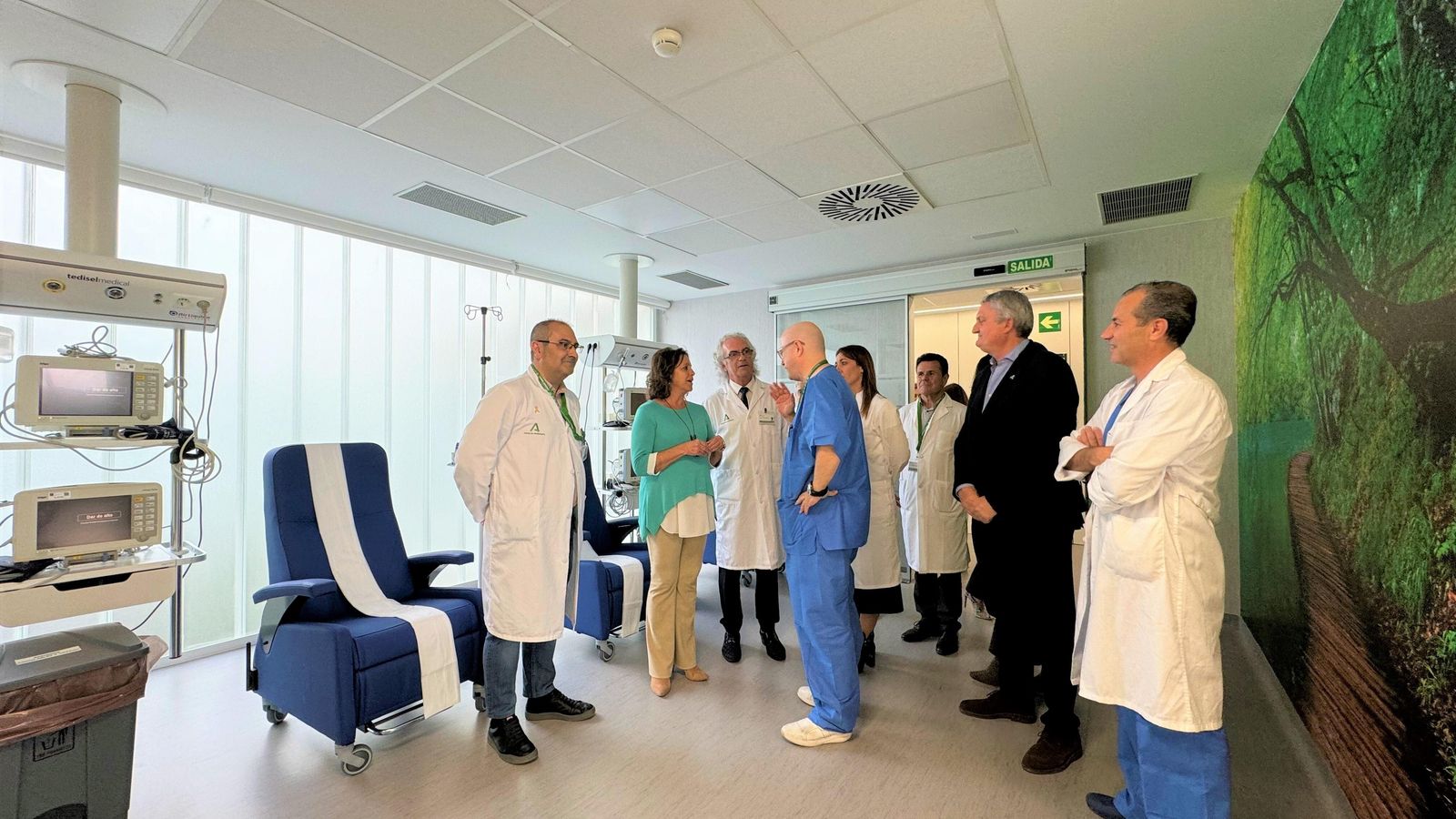 La titular de Salud, acompañada del delegado territorial y del director gerente del Hospital Universitario Torrecárdenas recorre las nuevas instalaciones que han sido inauguradas