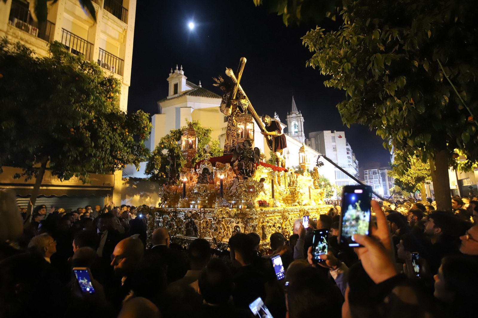 La Hermandad El Nazareno en la madrugá de la Semana Santa de Huelva 2023, en imágenes