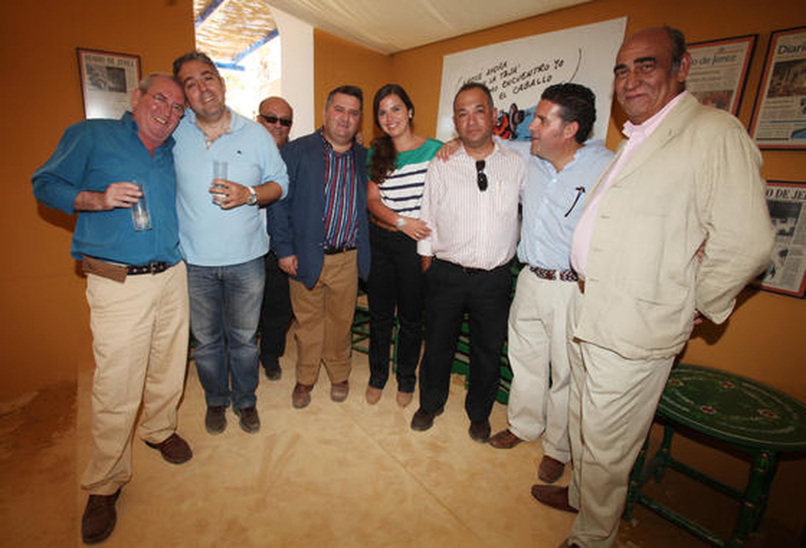 La ejecutiva de cuentas de Diario de Jerez, Marisa López, posa junto a miembros de Mister Casa y colaboradores tras disfrutar de una agradable jornada en la caseta. 

Foto: Vanesa Lobo