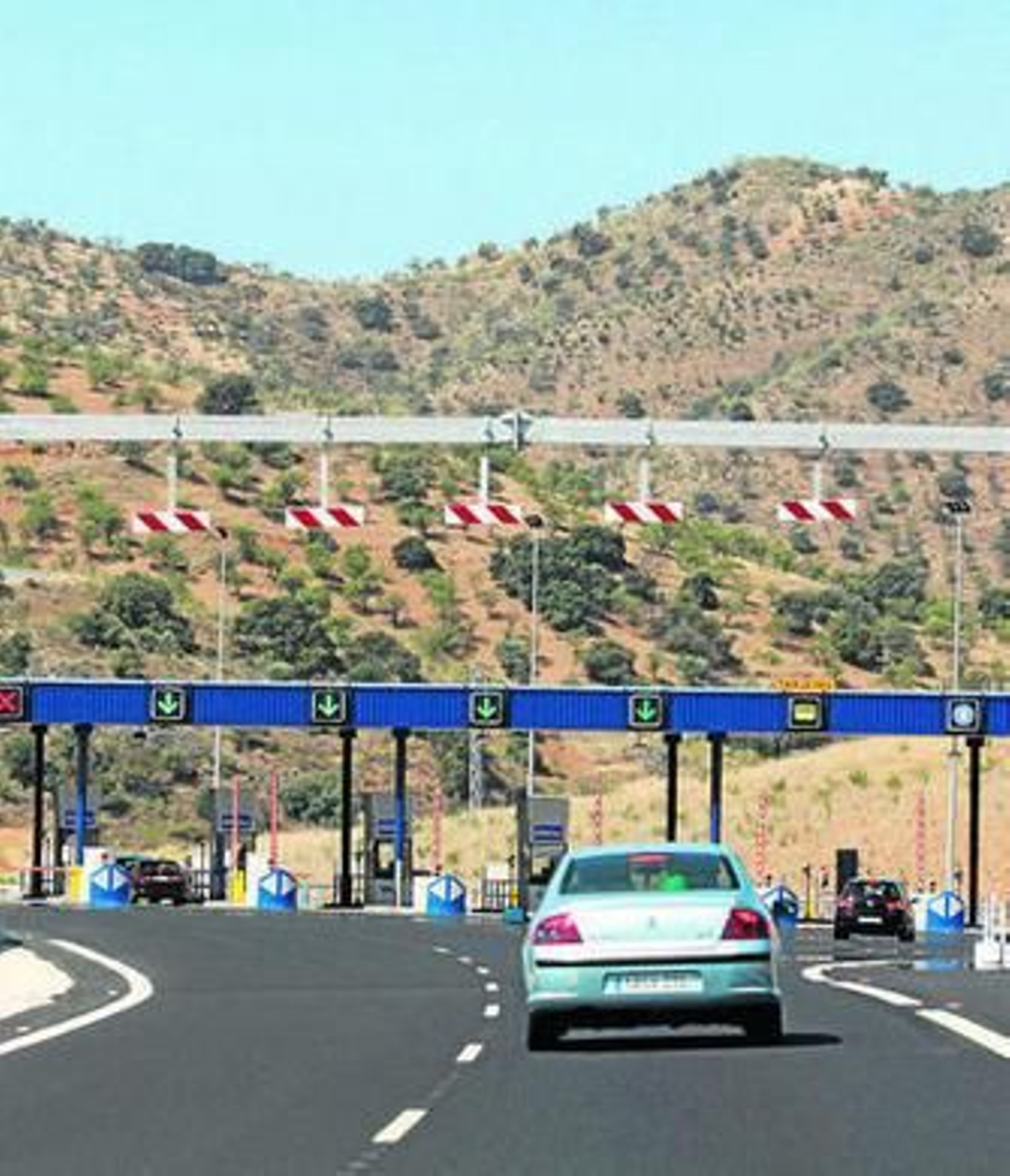 Un vehículo se aproxima al punto de peaje de Las Pedrizas.