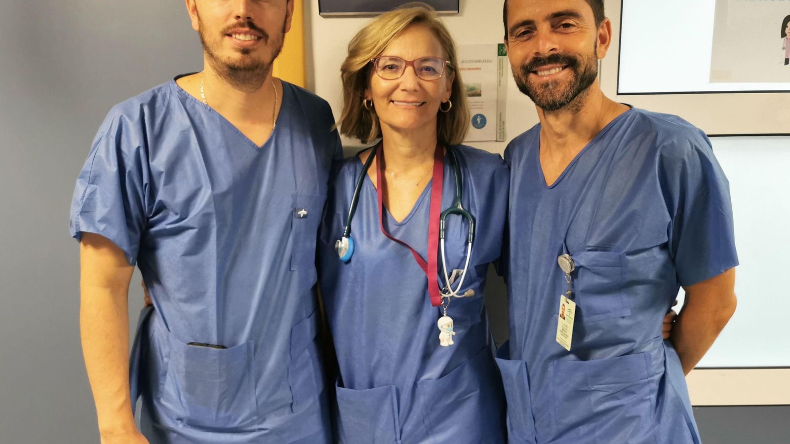 Los tres neumólogos que realizan el CrioEBUS en Valme: la doctora Nuria Reyes, en el centro.  a la izquierda el doctor Antonio Cruz  y a la derecha el doctor Javier Gallego.