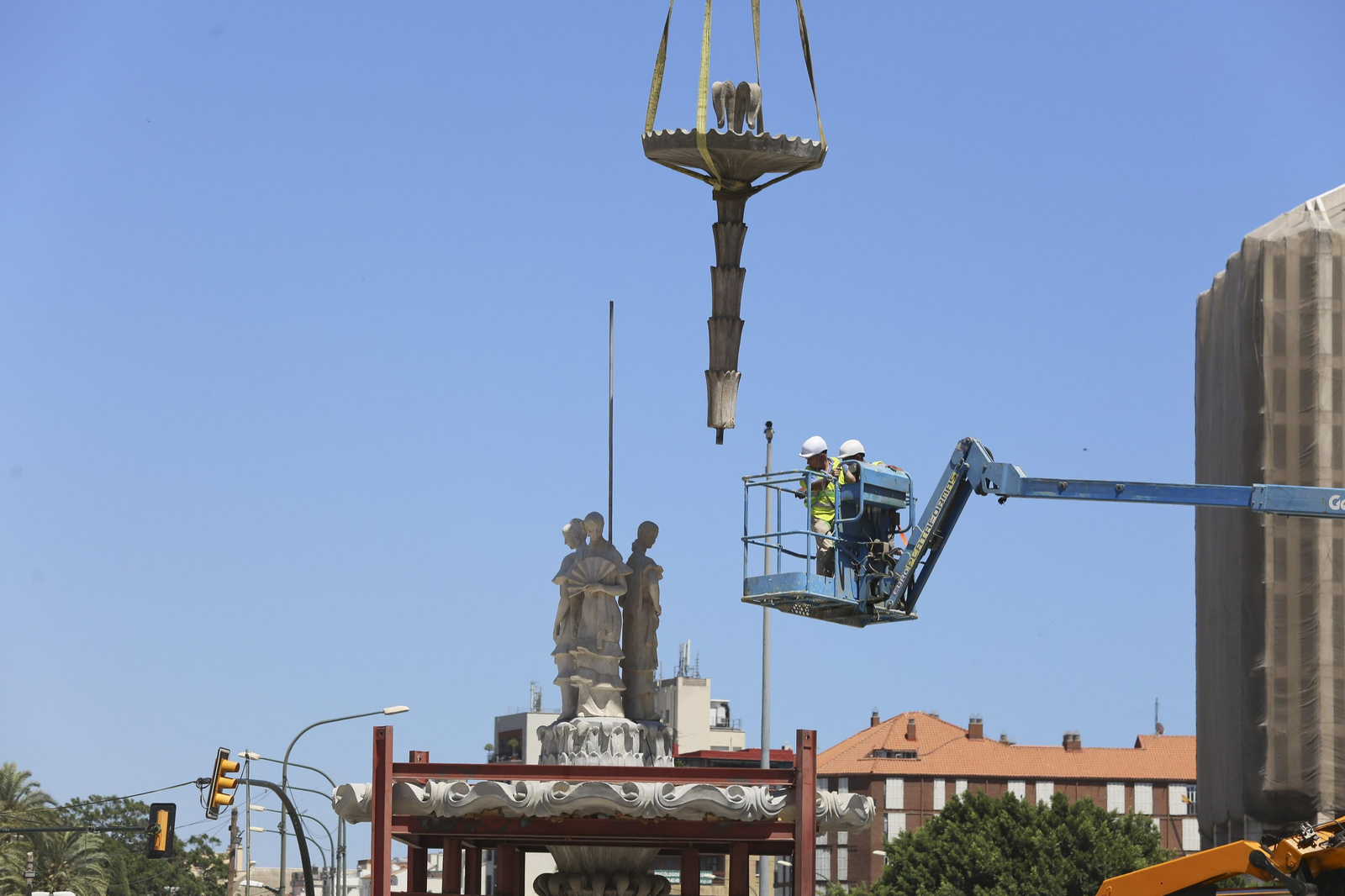 Fotos de la fuente de las Tres Gitanillas, que ya luce en la Avenida de Andalucía de Málaga