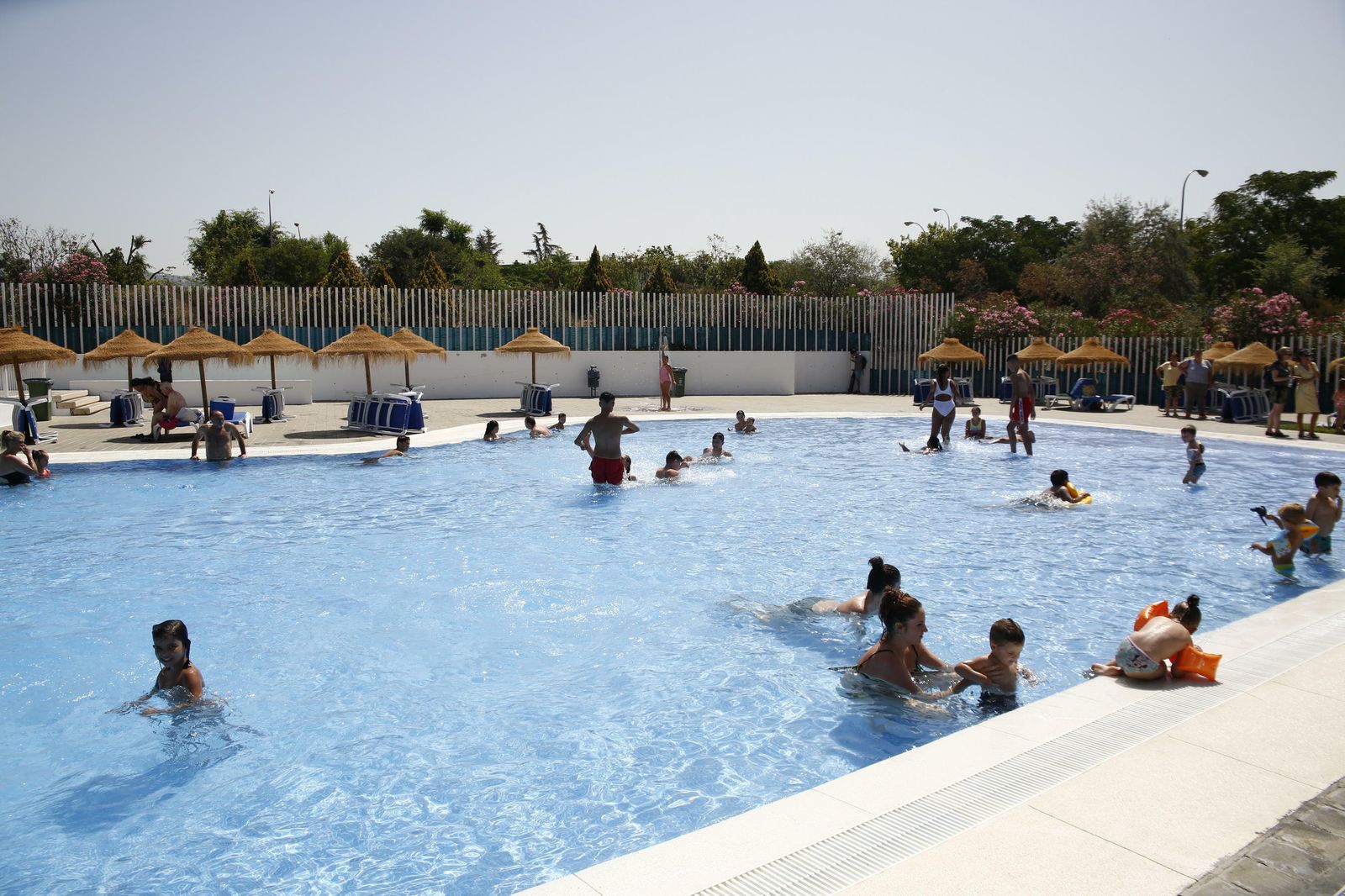 La piscina de Almanjáyar, un oasis veraniego