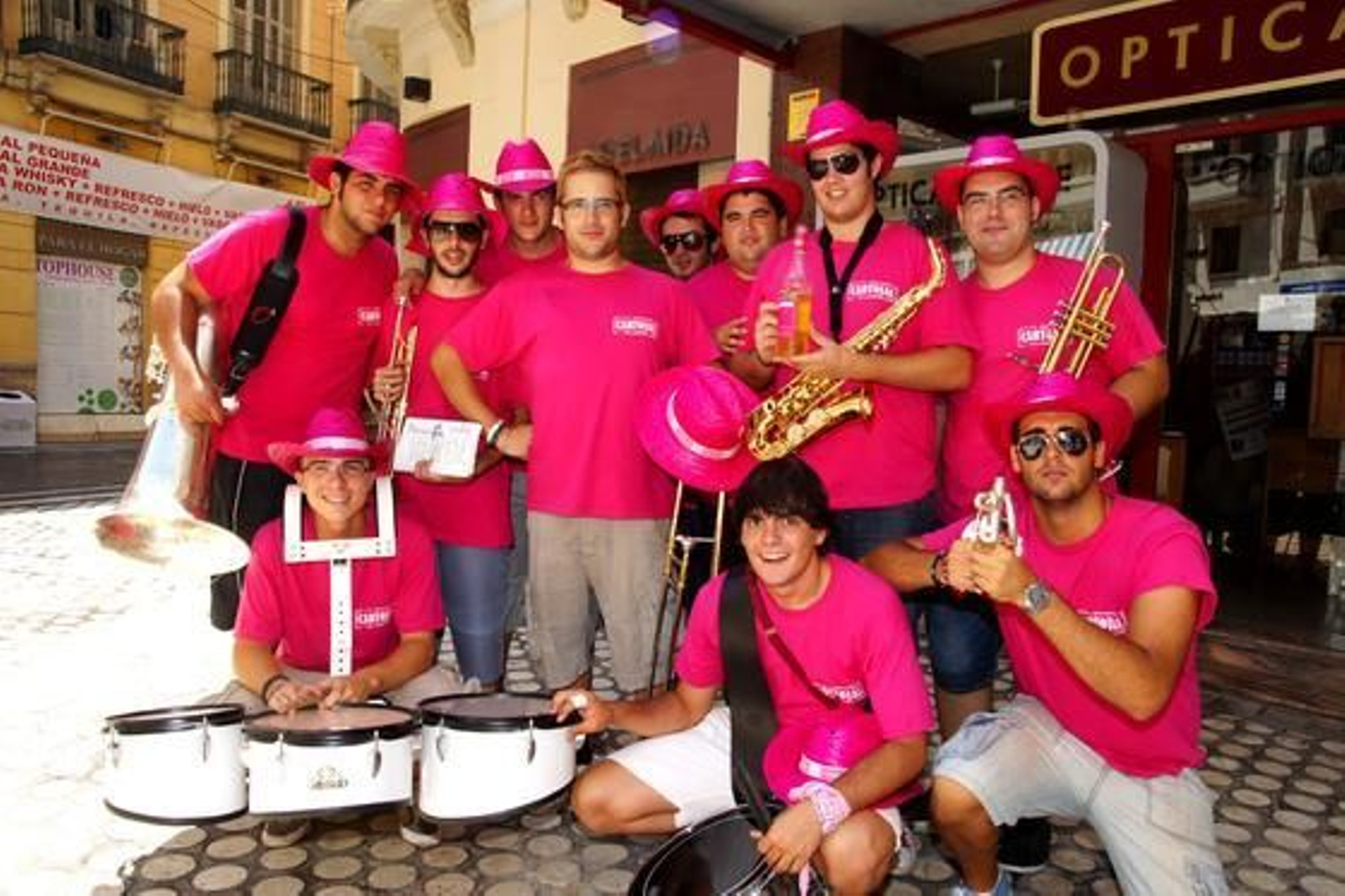 En calle Granada, el Grupo Cartojal. 

Foto: Punto Press
