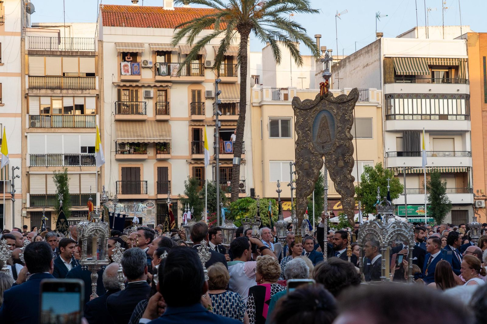 Imágenes del Rosario Jubilar rociero celebrado por las 25 hermandades filiales de la Matriz de Almonte en La Merced