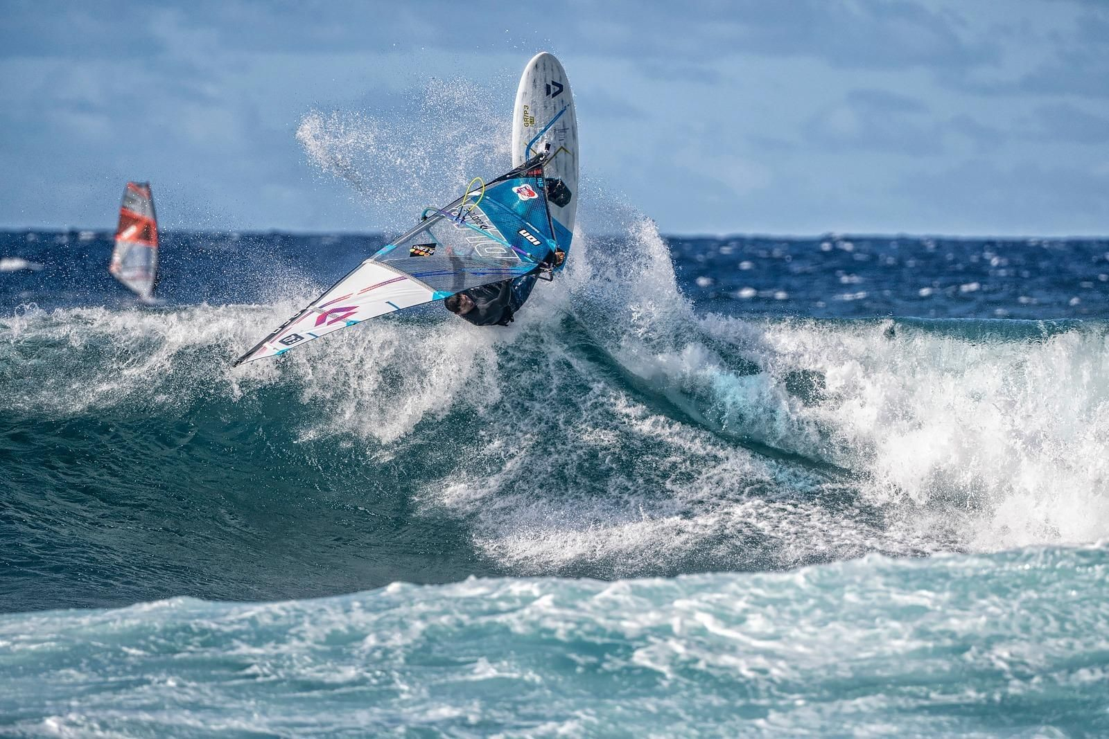 Víctor Fernández domando las olas hawaianas