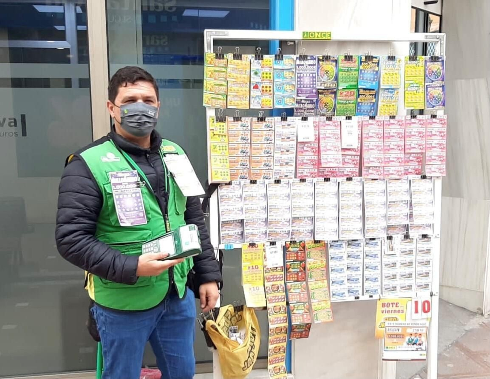 Eduardo Ledesma, en su punto de venta de la ONCE.