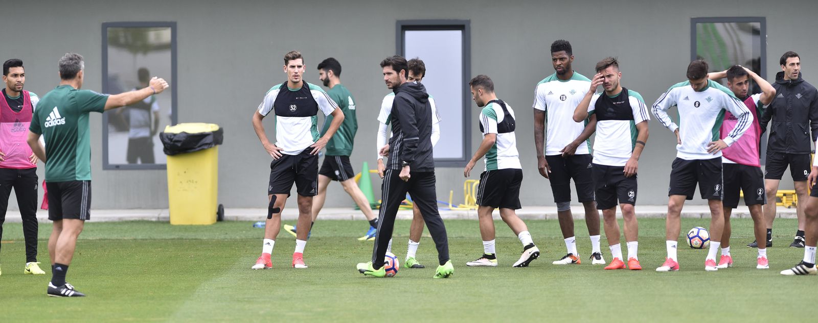 Víctor Sánchez del Amo y un grupo de jugadores en un momento del entrenamiento.