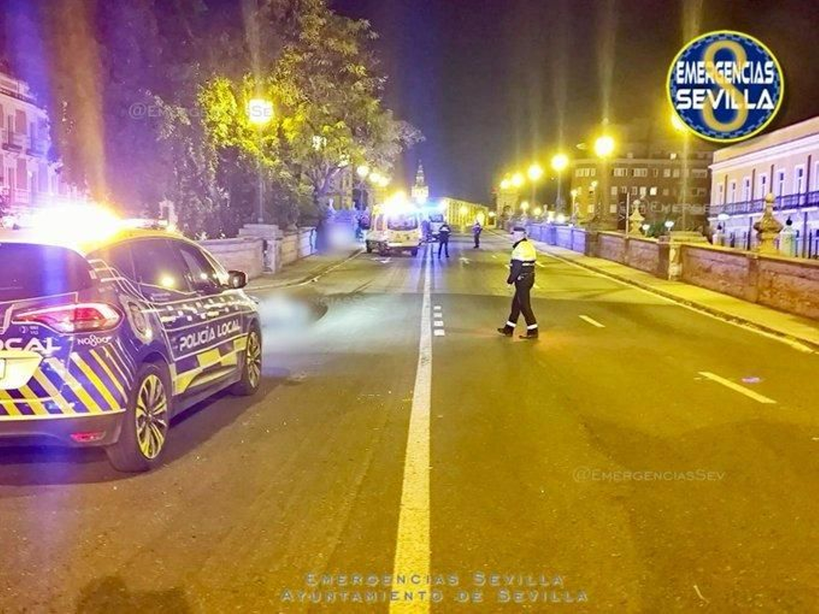 Agentes de la Policía Local, con el tráfico cortado en el Puente de San Bernardo.