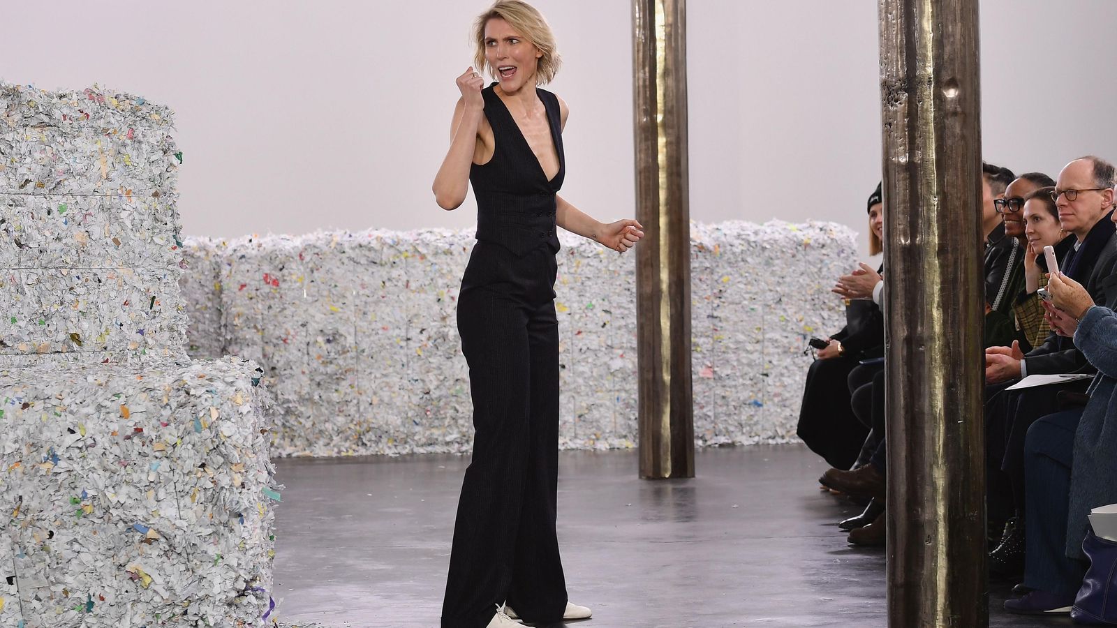 Gabriela Hearst saluda después de uno de sus desfiles en Nueva York.