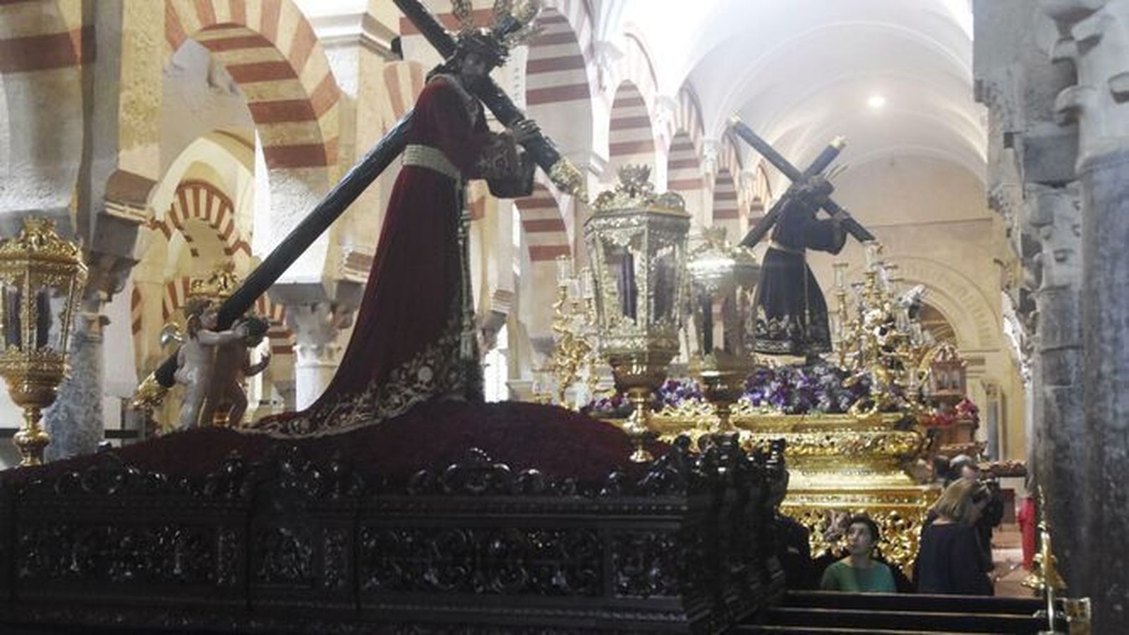Imagen de la exposición 'Por tu cruz redimiste al mundo' en la Mezquita-Catedral.