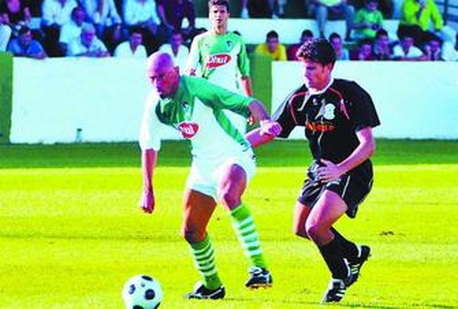 Rotundo conduce el balón en un partido del Puerto Real de la pasada temporada.