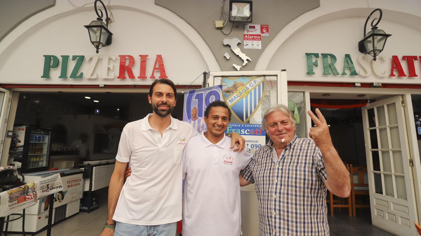 Darío Silva, con los responsables de la Pizzería Frascati.