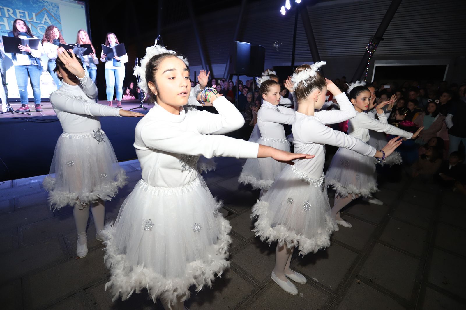 Imágenes  del alumbrado de Aqualon, que tuvo como padrino a Hugo Molina, finalista de Got Talent