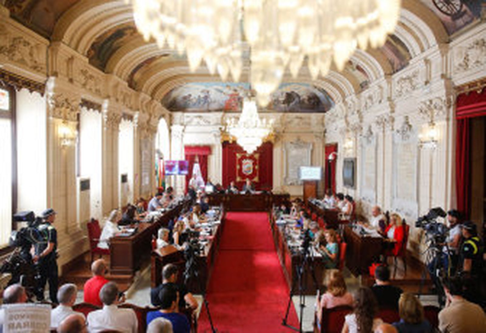 El Pleno aprueba instar a la Junta a firmar una adenda del Metro que recoja lo sentenciado por el TSJA