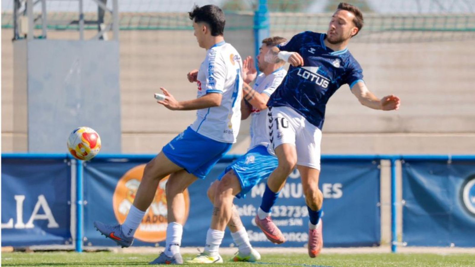 Cascajo pelea por el balón con el local Adrián Páez