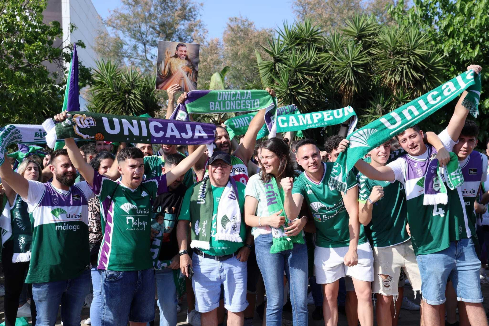 Recibimiento al Unicaja antes de las semifinales de la BCL, en fotos