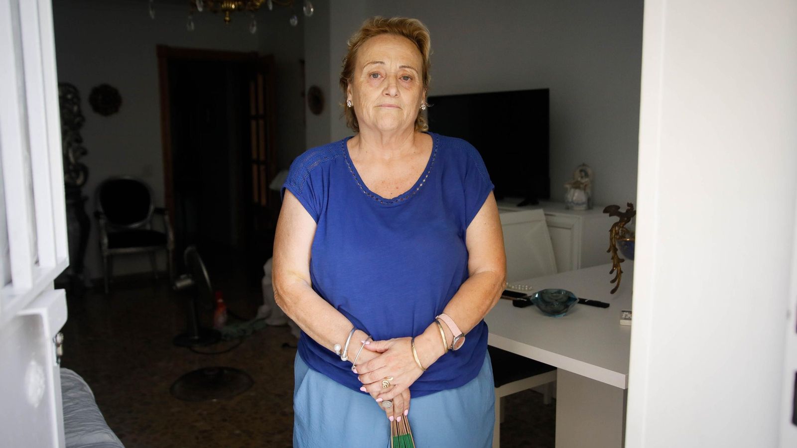 Ana Fernández, una de las afectadas por los cortes de luz en su casa a oscuras.