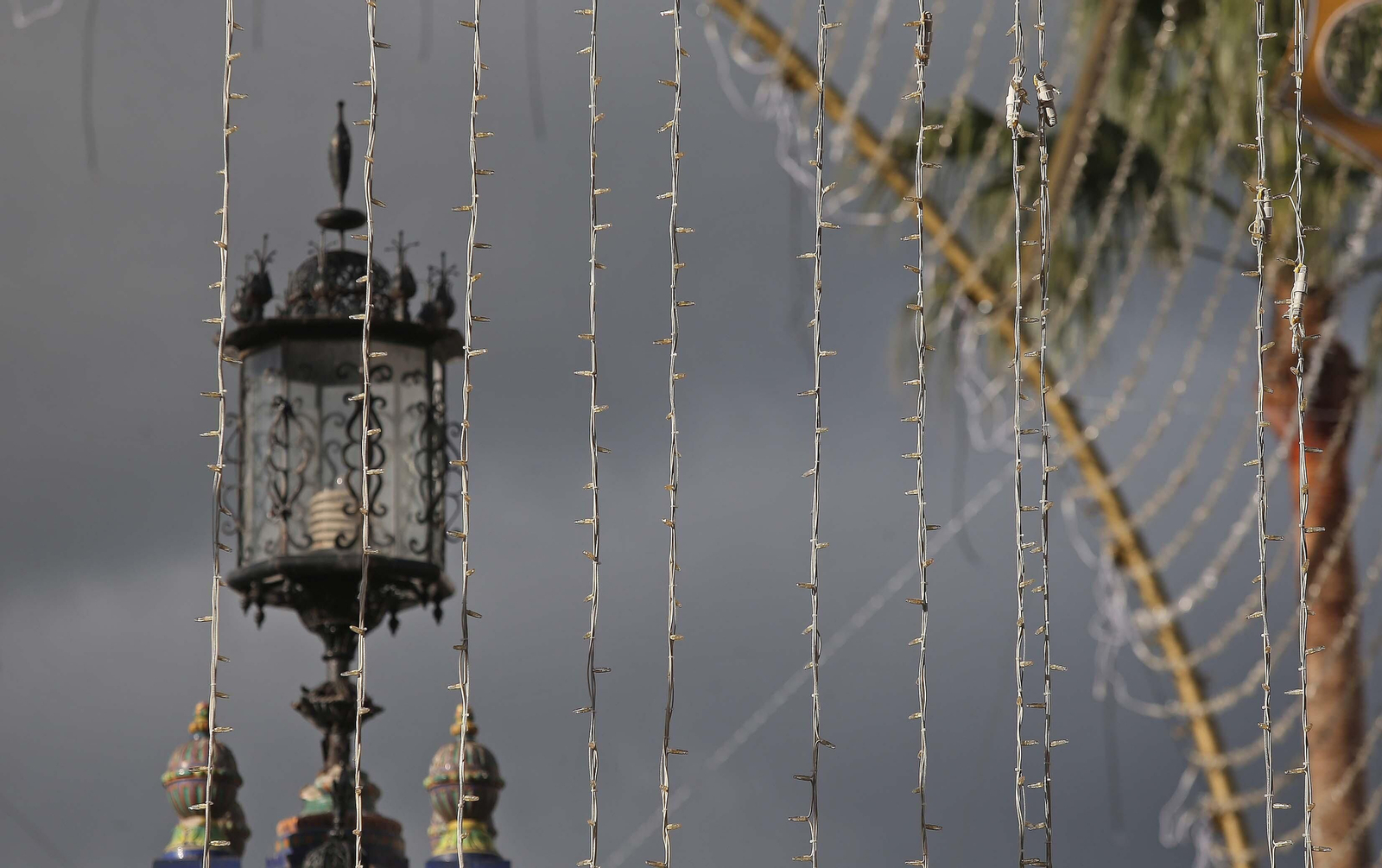 Fotos del montaje del alumbrado de Navidad en Algeciras