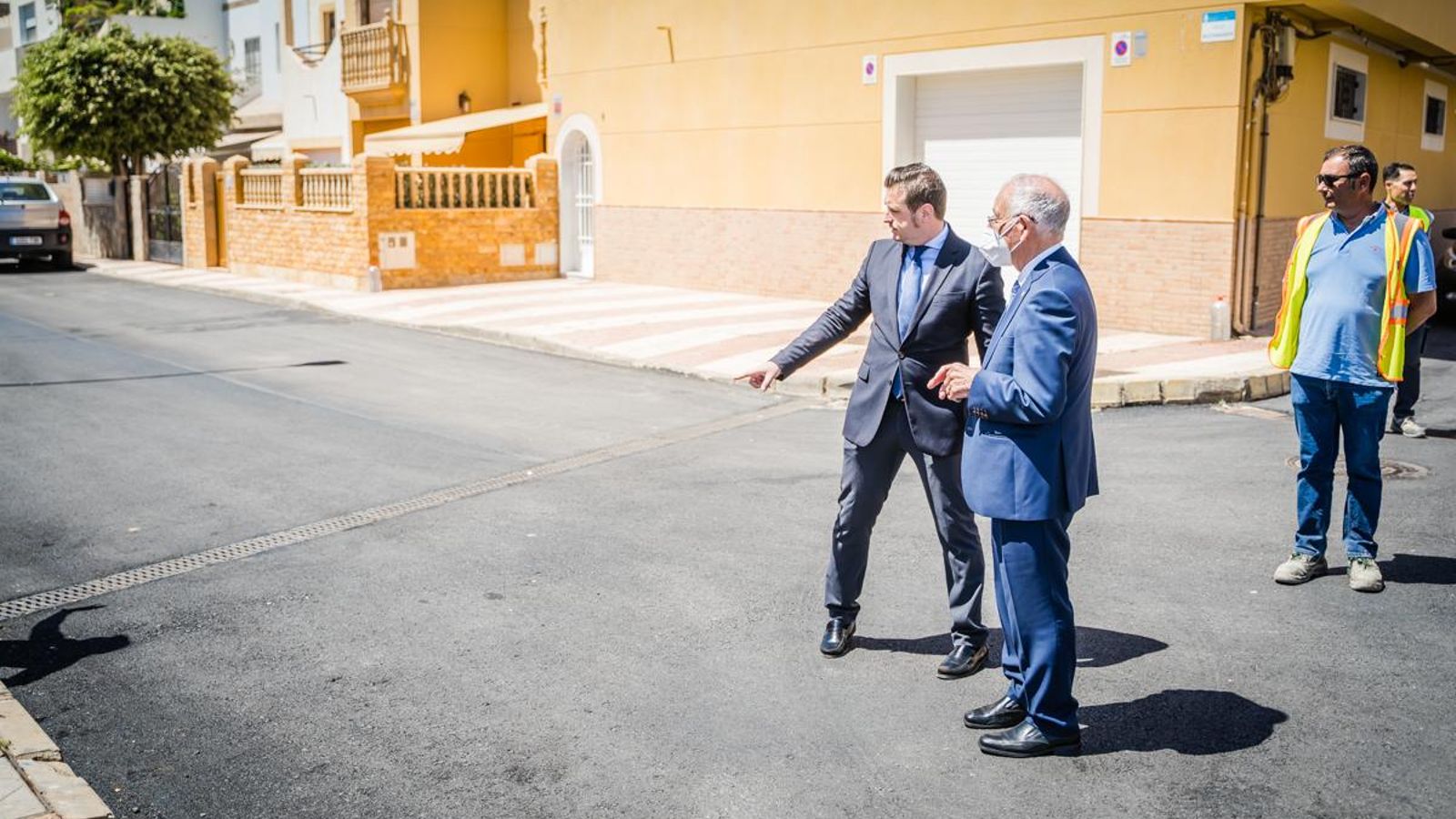 Gabriel Amat y José Luis Llamas, durante su visita a los trabajos de repavimentación en La Romanilla.