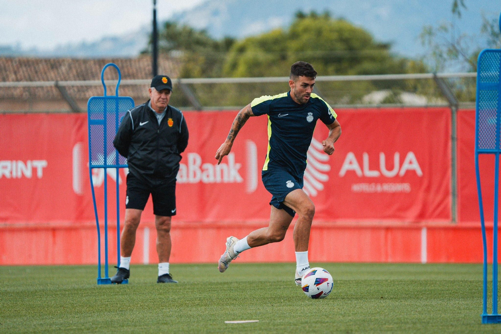Javier Aguirre observa el avance de Dani Rodríguez en un reciente entrenamiento.